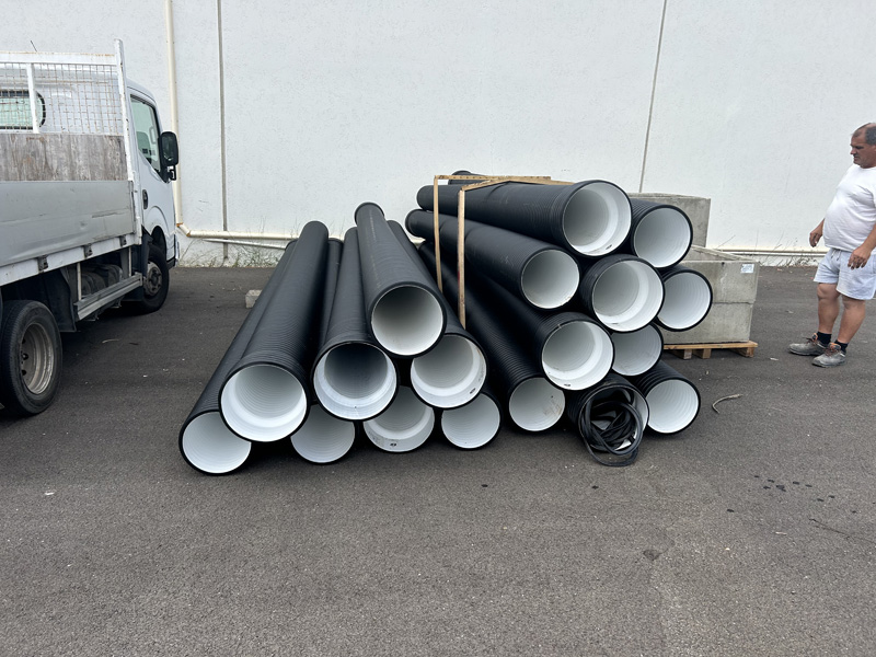 Pose de tuyaux pour ligne d’eau pluviale